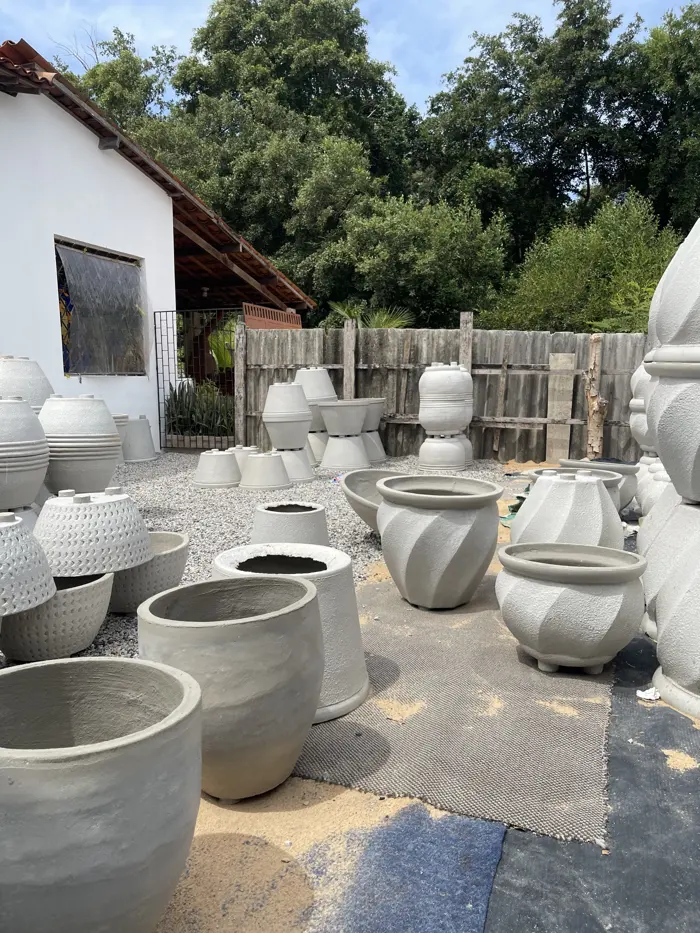 Pátio com vasos de vários formatos